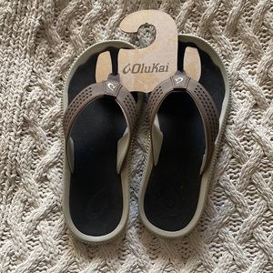 Brand new olukai sandals